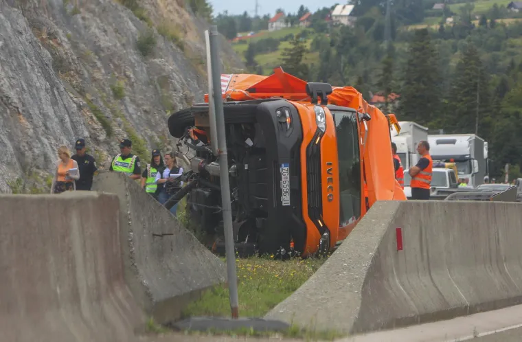 Poginula dvojica radnika HAC-a: U zaustavnoj traci na njih naletio kamion
