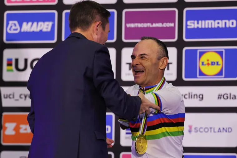 Parabiciklist bez obje ruke osvojio naslov svjetskog prvaka. Za nagradu dobio ručni sat