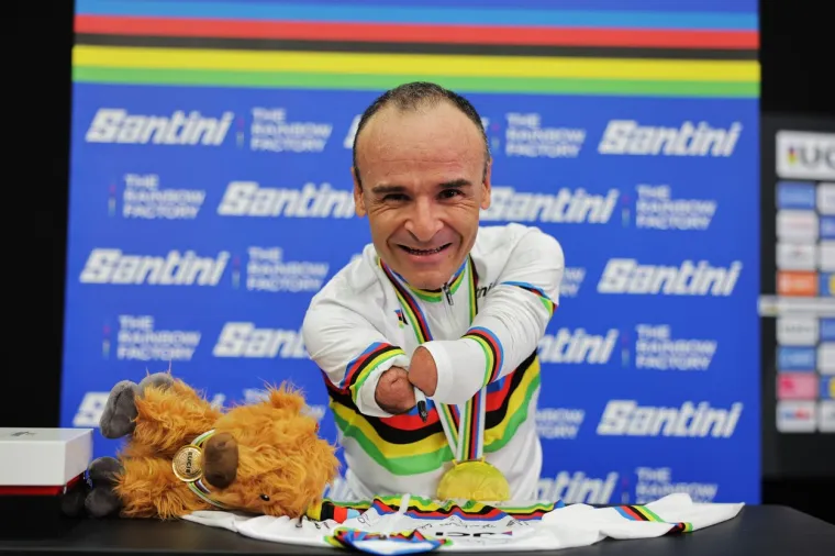 Parabiciklist bez obje ruke osvojio naslov svjetskog prvaka. Za nagradu dobio ručni sat