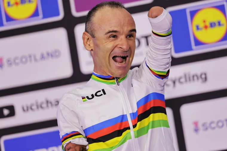 Parabiciklist bez obje ruke osvojio naslov svjetskog prvaka. Za nagradu dobio ručni sat