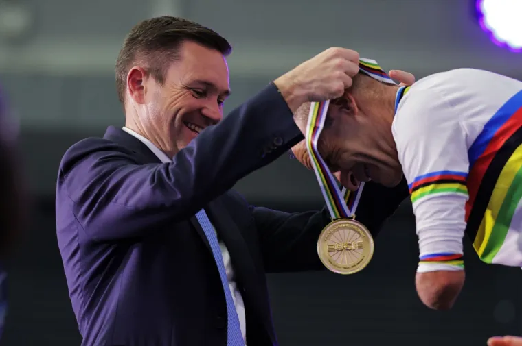 Parabiciklist bez obje ruke osvojio naslov svjetskog prvaka. Za nagradu dobio ručni sat