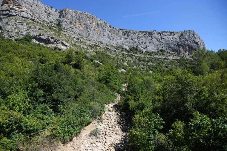 Dok je dio Hrvatske potopljen, rijeka Čikola je presušila: Pogledajte kako to izgleda
