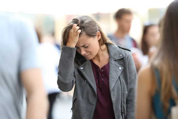 Anksioznost je kao da ste &apos;na rubu&apos;, nemirni i osjećate strah. Može otežati jelo, koncentraciju ili jasno razmišljanje. Fizički simptomi uključuju ubrzan rad srca, napetost mišića i otežano disanje. Stres može izazvati slične osjećaje. 