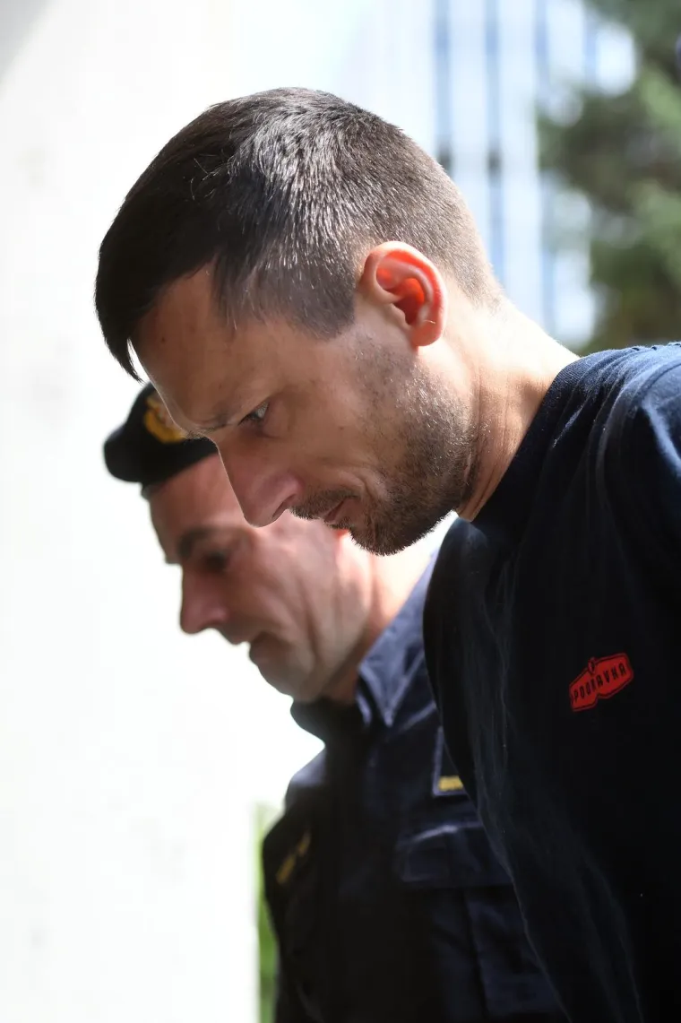 Ovo je mu&scaron;karac koji je ubio susjeda u Koprivnici: S lisicama doveden na sud