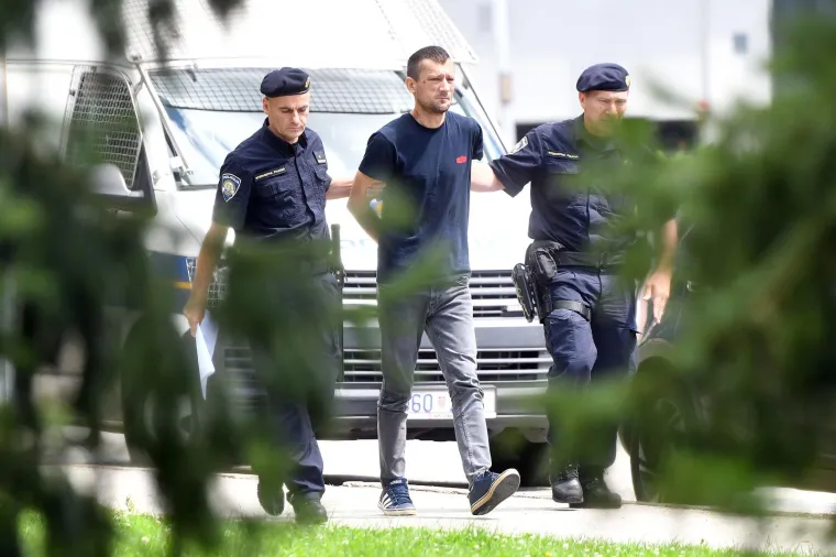 Ovo je mu&scaron;karac koji je ubio susjeda u Koprivnici: S lisicama doveden na sud