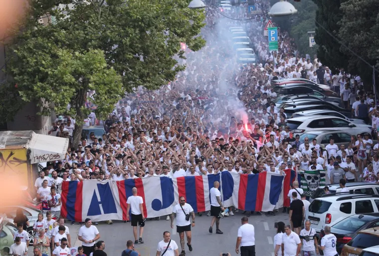 Split je na nogama: Pogledajte kakve scene je Torcida napravila u centru grada uoči dvoboja s PAOK-om