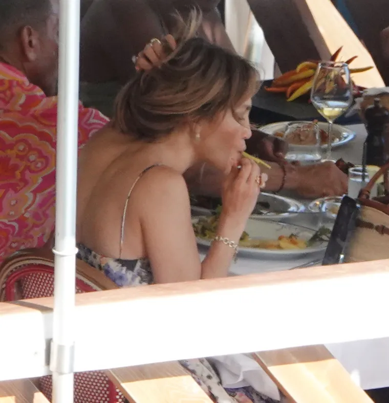 Slavna J.Lo stigla u na&scaron;e susjedstvo! Dok Ben svoje najljep&scaron;e osmijehe daruje biv&scaron;oj, diva plovi sa zgodnim frajerima