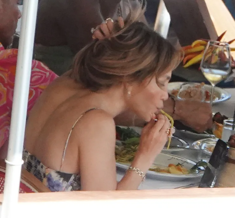 Slavna J.Lo stigla u na&scaron;e susjedstvo! Dok Ben svoje najljep&scaron;e osmijehe daruje biv&scaron;oj, diva plovi sa zgodnim frajerima