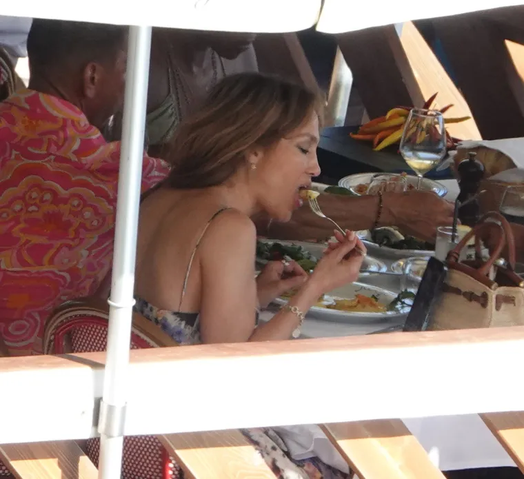 Slavna J.Lo stigla u na&scaron;e susjedstvo! Dok Ben svoje najljep&scaron;e osmijehe daruje biv&scaron;oj, diva plovi sa zgodnim frajerima