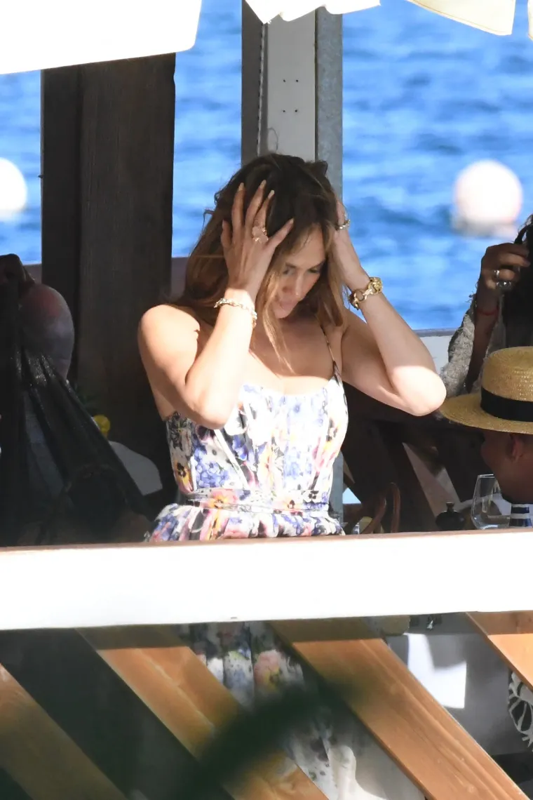 Slavna J.Lo stigla u na&scaron;e susjedstvo! Dok Ben svoje najljep&scaron;e osmijehe daruje biv&scaron;oj, diva plovi sa zgodnim frajerima