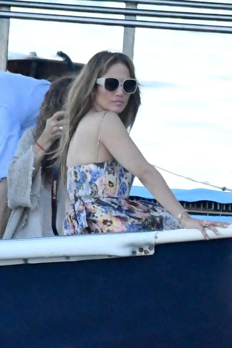 Slavna J.Lo stigla u na&scaron;e susjedstvo! Dok Ben svoje najljep&scaron;e osmijehe daruje biv&scaron;oj, diva plovi sa zgodnim frajerima