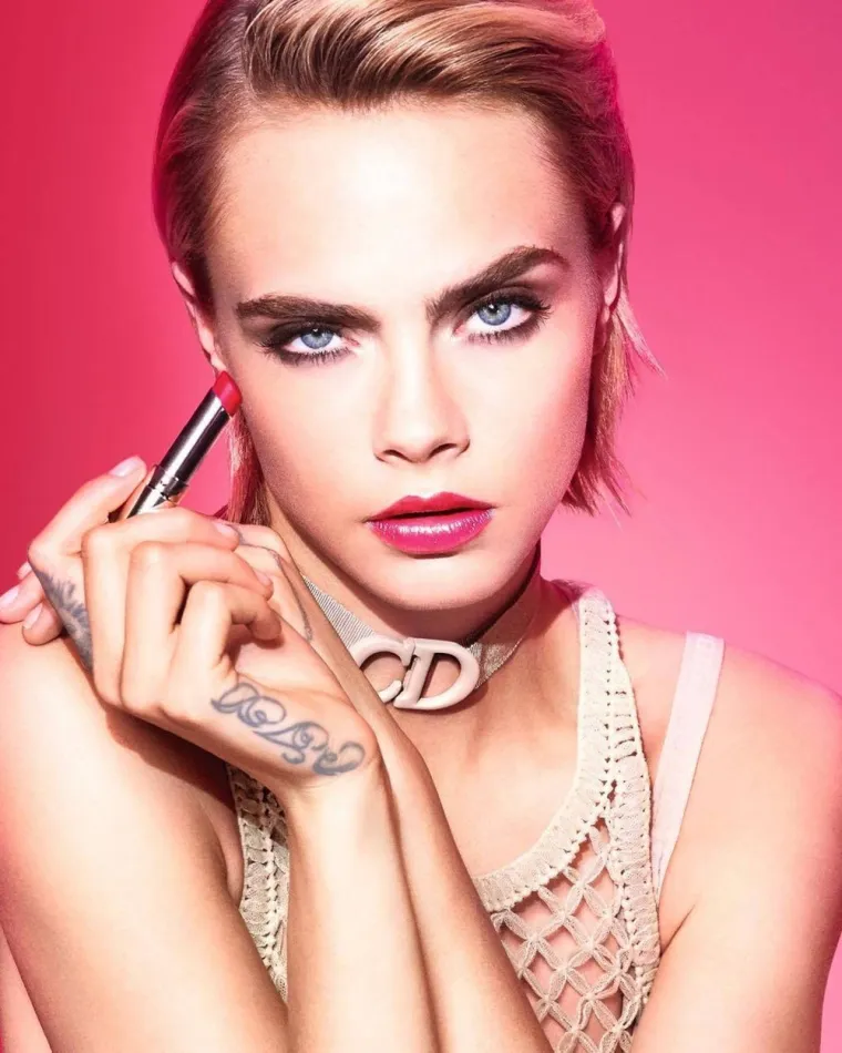 Stekla je golemu slavu hodajući za razna velika imena i modne kuće, a &apos;Vogue&apos; ju je opisao kao njihovu &apos;simpatiju sezone&apos;.