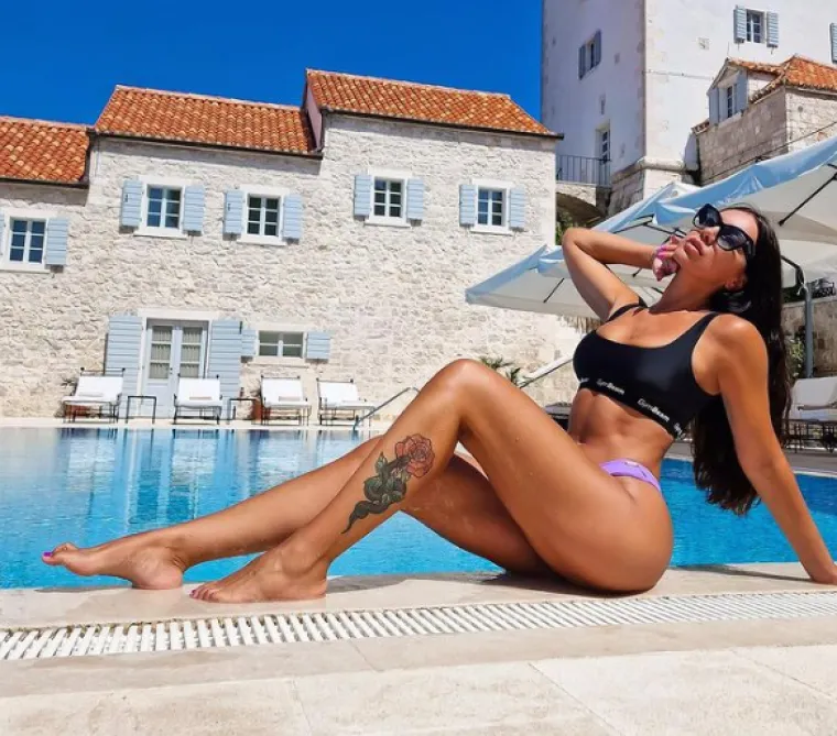 Knoll mami oblinama u bikiniju, a Nives zavodi pozama, a tu je i Ecija i u trudnoći podsjeća na svoja najvrelija izdanja