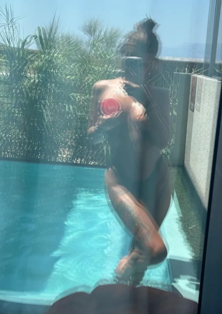 Knoll mami oblinama u bikiniju, a Nives zavodi pozama, a tu je i Ecija i u trudnoći podsjeća na svoja najvrelija izdanja