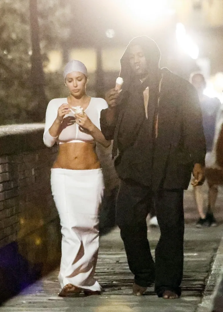 Kanye West i Bianca tumarali bosi po Italiji: Obukla je prozirne tajice kao topić, a onda joj je provirila i guza