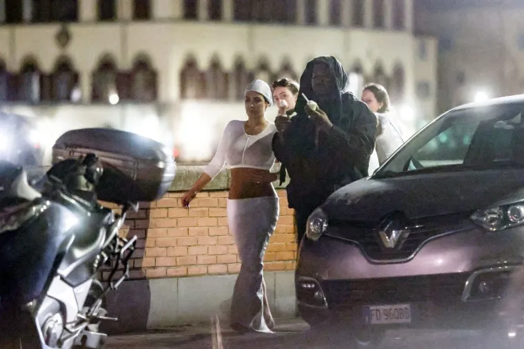 Kanye West i Bianca tumarali bosi po Italiji: Obukla je prozirne tajice kao topić, a onda joj je provirila i guza