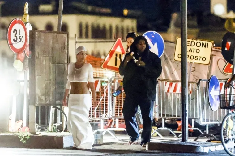 Kanye West i Bianca tumarali bosi po Italiji: Obukla je prozirne tajice kao topić, a onda joj je provirila i guza