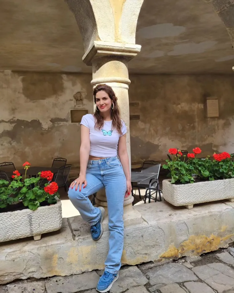 Prirodnoj ljepoti Arije Rizvić ne možemo se dovoljno nadiviti, ali sada nas je 'začarala' istančanim modnim kombinacijama