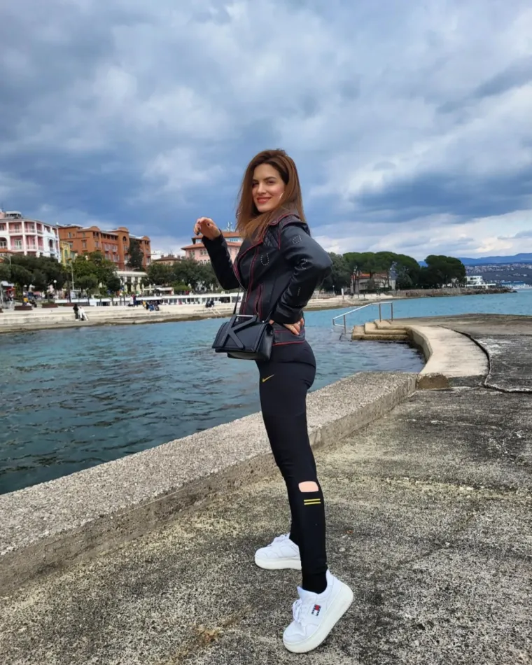 Prirodnoj ljepoti Arije Rizvić ne možemo se dovoljno nadiviti, ali sada nas je 'začarala' istančanim modnim kombinacijama