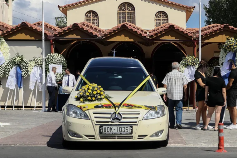 Cvijeće u bojama AEK-a i navijački šalovi na ispraćaju mladog Grka. Okupljaju se obitelj, prijatelji i navijači