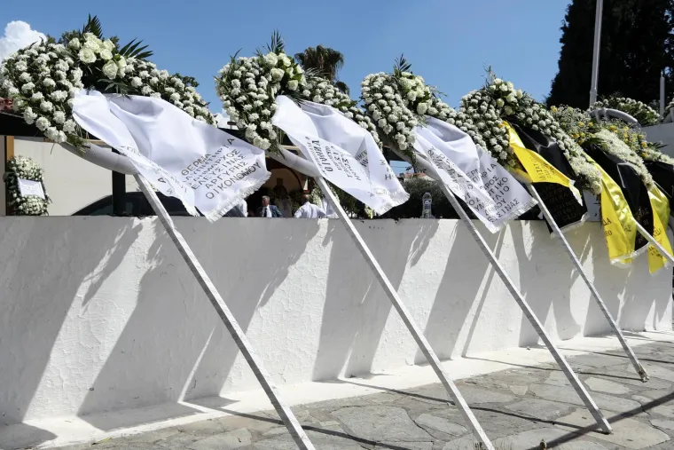 Cvijeće u bojama AEK-a i navijački šalovi na ispraćaju mladog Grka. Okupljaju se obitelj, prijatelji i navijači