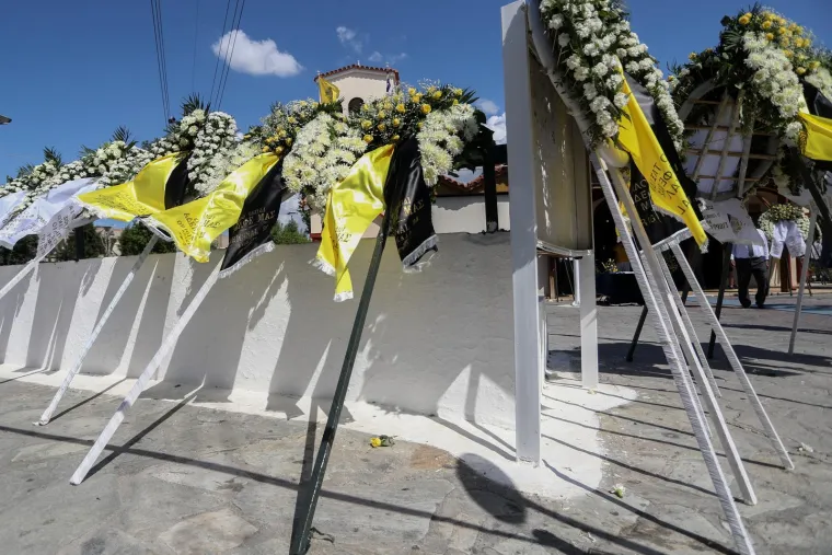 Cvijeće u bojama AEK-a i navijački šalovi na ispraćaju mladog Grka. Okupljaju se obitelj, prijatelji i navijači