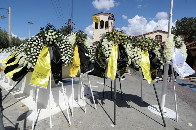 Cvijeće u bojama AEK-a i navijački šalovi na ispraćaju mladog Grka. Okupljaju se obitelj, prijatelji i navijači