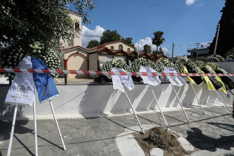 Cvijeće u bojama AEK-a i navijački šalovi na ispraćaju mladog Grka. Okupljaju se obitelj, prijatelji i navijači