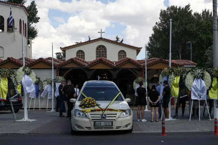 Cvijeće u bojama AEK-a i navijački šalovi na ispraćaju mladog Grka. Okupljaju se obitelj, prijatelji i navijači
