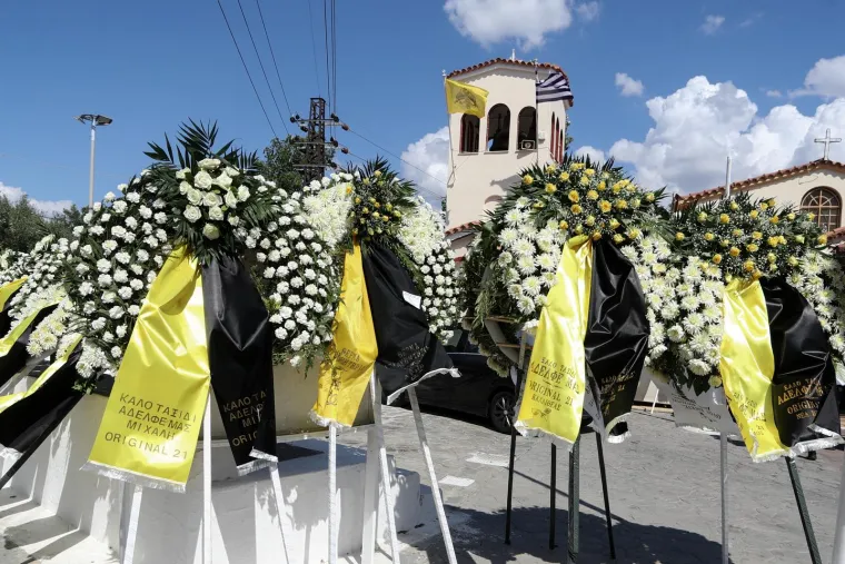 Cvijeće u bojama AEK-a i navijački šalovi na ispraćaju mladog Grka. Okupljaju se obitelj, prijatelji i navijači