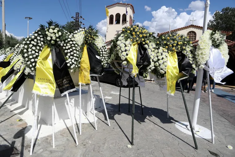 Cvijeće u bojama AEK-a i navijački &scaron;alovi na ispraćaju mladog Grka. Okupljaju se obitelj, prijatelji i navijači