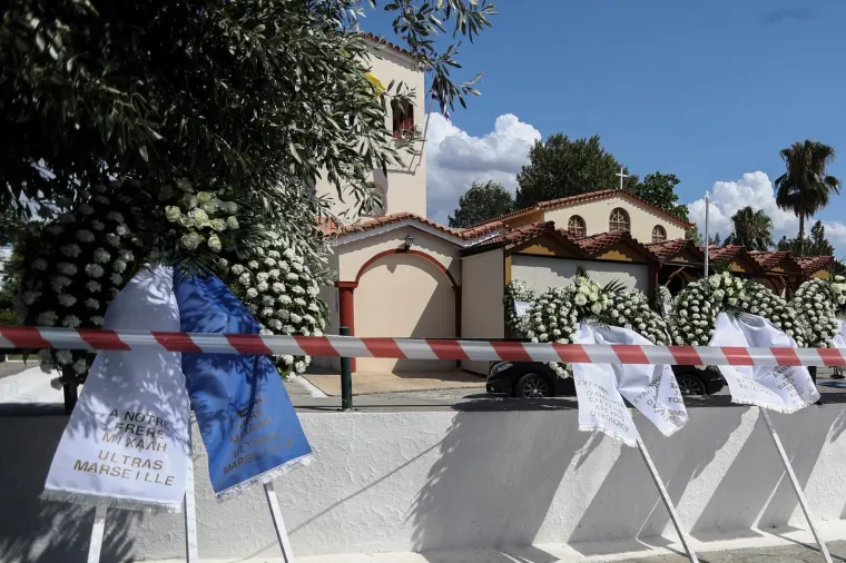 Održan sprovod ubijenog navijača AEK-a Michalisa Katsourisa (29), došli trener i kapetan kluba