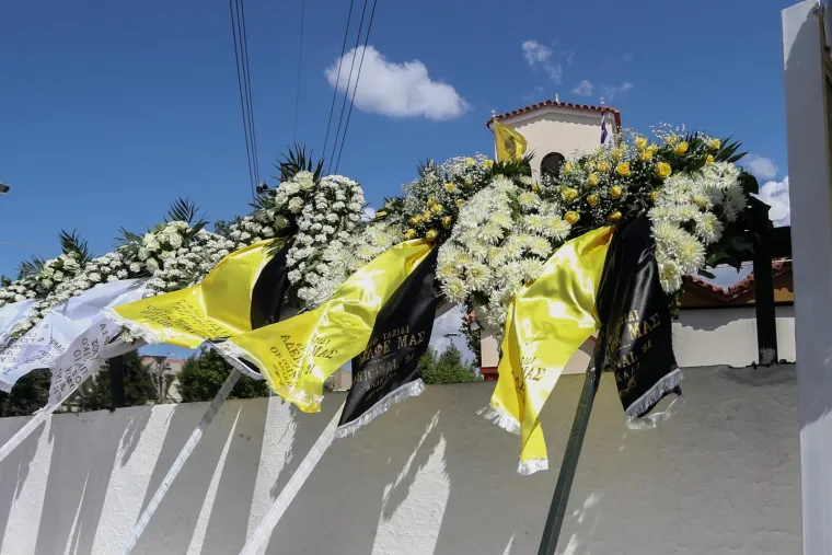 Održan sprovod ubijenog navijača AEK-a Michalisa Katsourisa (29), došli trener i kapetan kluba