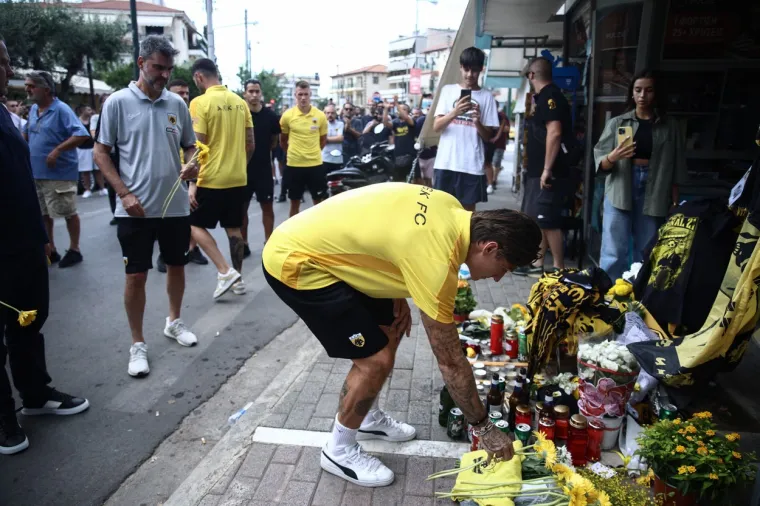 Održan sprovod ubijenog navijača AEK-a Michalisa Katsourisa (29), došli trener i kapetan kluba