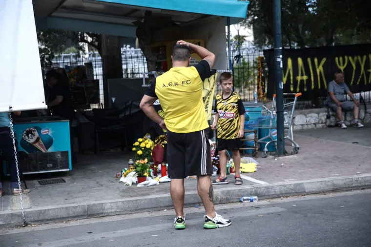 Održan sprovod ubijenog navijača AEK-a Michalisa Katsourisa (29), do&scaron;li trener i kapetan kluba