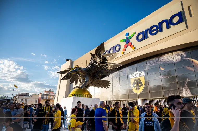 Održan sprovod ubijenog navijača AEK-a Michalisa Katsourisa (29), do&scaron;li trener i kapetan kluba