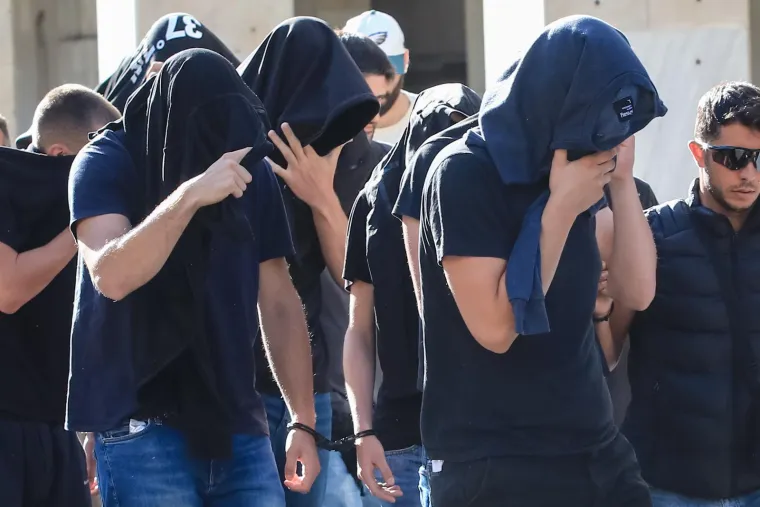 Nova grupa uhićenih Hrvata na ispitivanju! Stigli autobusima i okruženi policijom