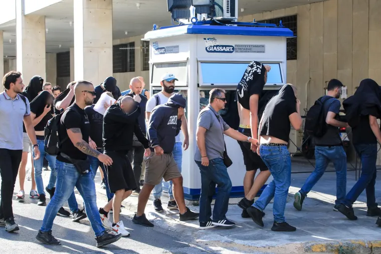 Nova grupa uhićenih Hrvata na ispitivanju! Stigli autobusima i okruženi policijom