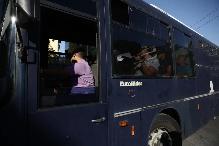 Nova grupa uhićenih Hrvata na ispitivanju! Stigli autobusima i okruženi policijom