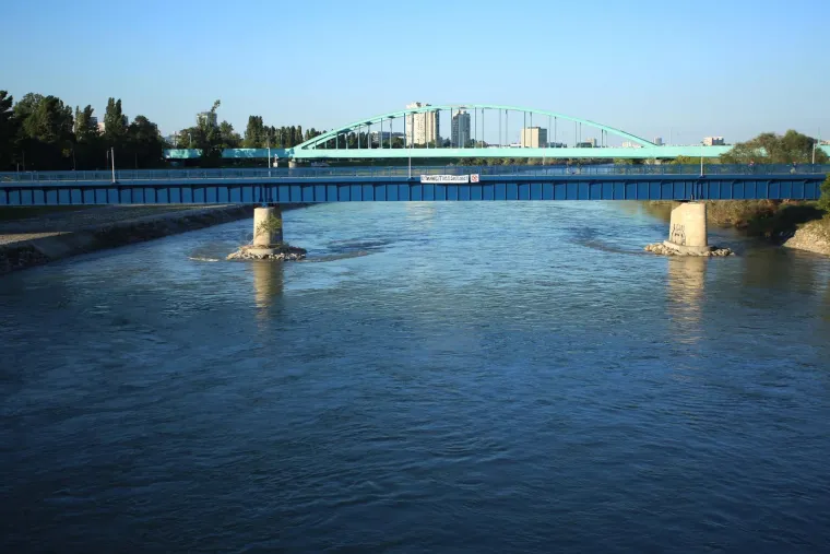 Jeste li skužili kakva su dva transparenta osvanula na Savskom mostu u Zagrebu: Boysi poslali jasnu poruku