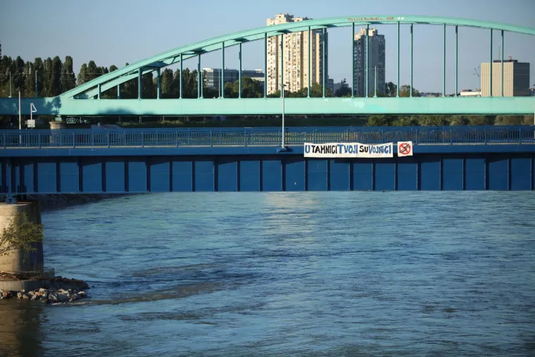 Jeste li skužili kakva su dva transparenta osvanula na Savskom mostu u Zagrebu: Boysi poslali jasnu poruku