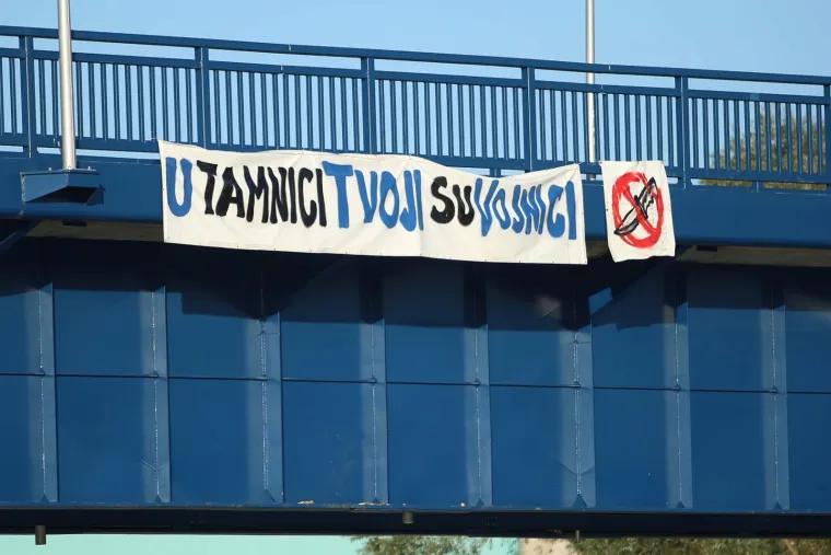 Bad Blue Boysi na Savskom mostu postavili transparente za svoje uhićene članove u Ateni. Poslali jasnu poruku?