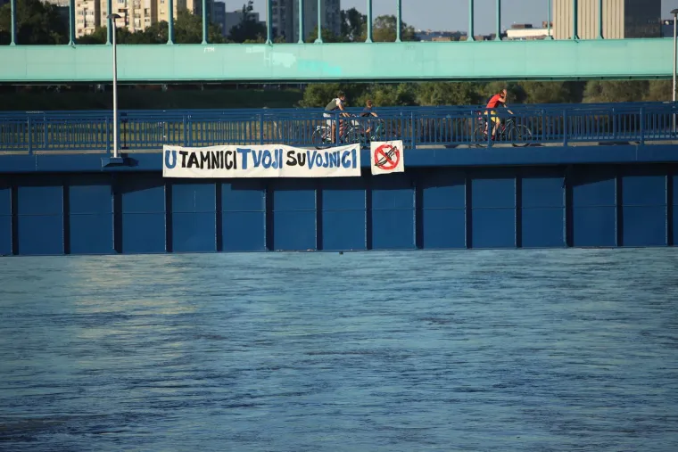 Bad Blue Boysi na Savskom mostu postavili transparente za svoje uhićene članove u Ateni. Poslali jasnu poruku?