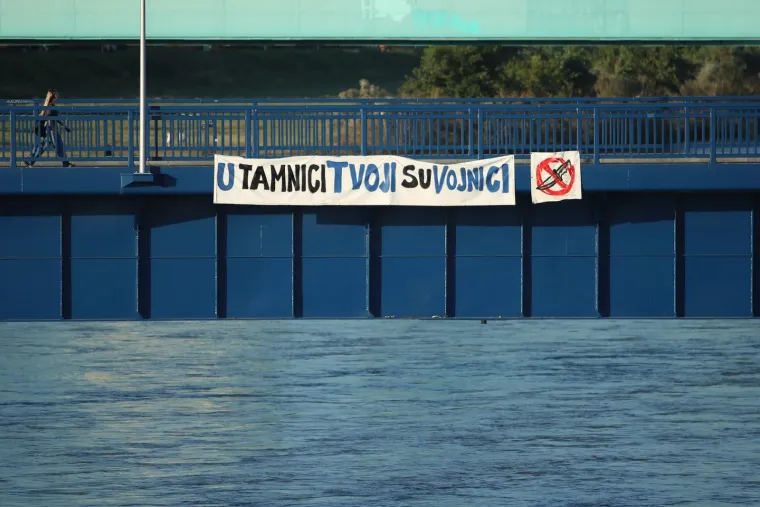 Bad Blue Boysi na Savskom mostu postavili transparente za svoje uhićene članove u Ateni. Poslali jasnu poruku?