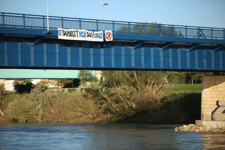 Bad Blue Boysi na Savskom mostu postavili transparente za svoje uhićene članove u Ateni. Poslali jasnu poruku?