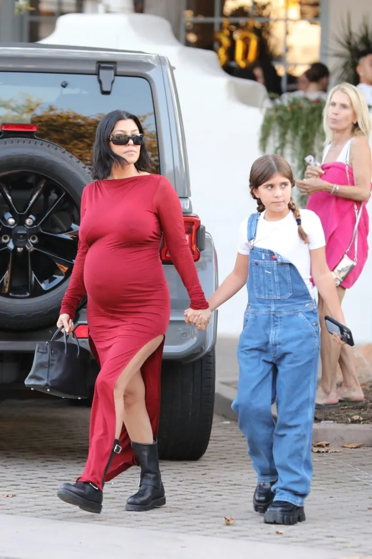 Kourtney Kardashian oduševila trudničkim outfitom: Prošetala s kćerkicom i oduševila paparazze
