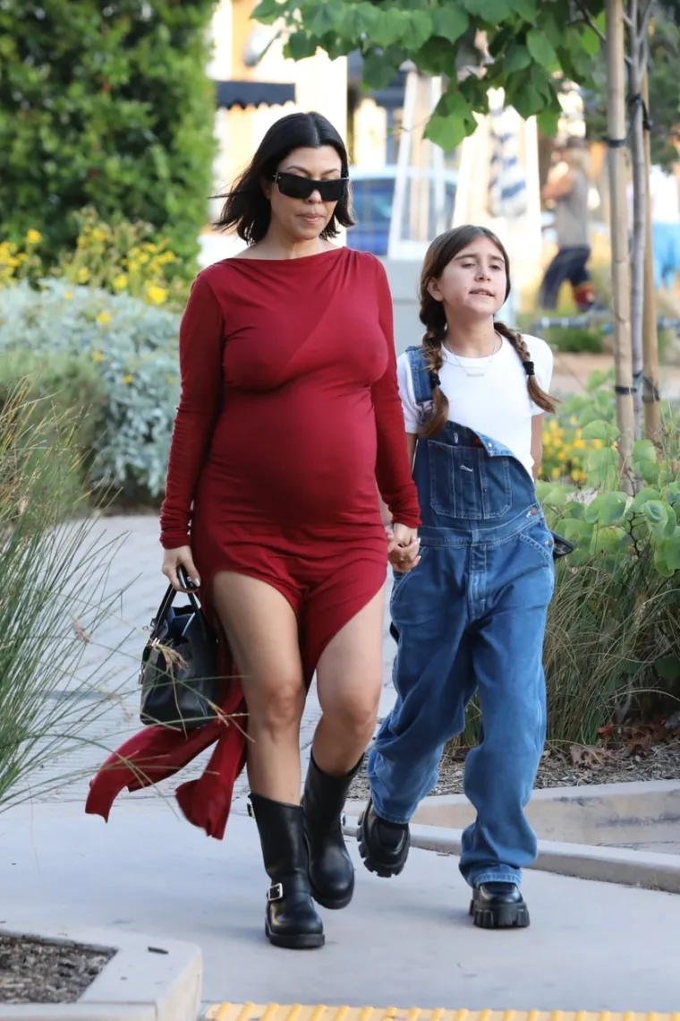 Kourtney Kardashian oduševila trudničkim outfitom: Prošetala s kćerkicom i oduševila paparazze