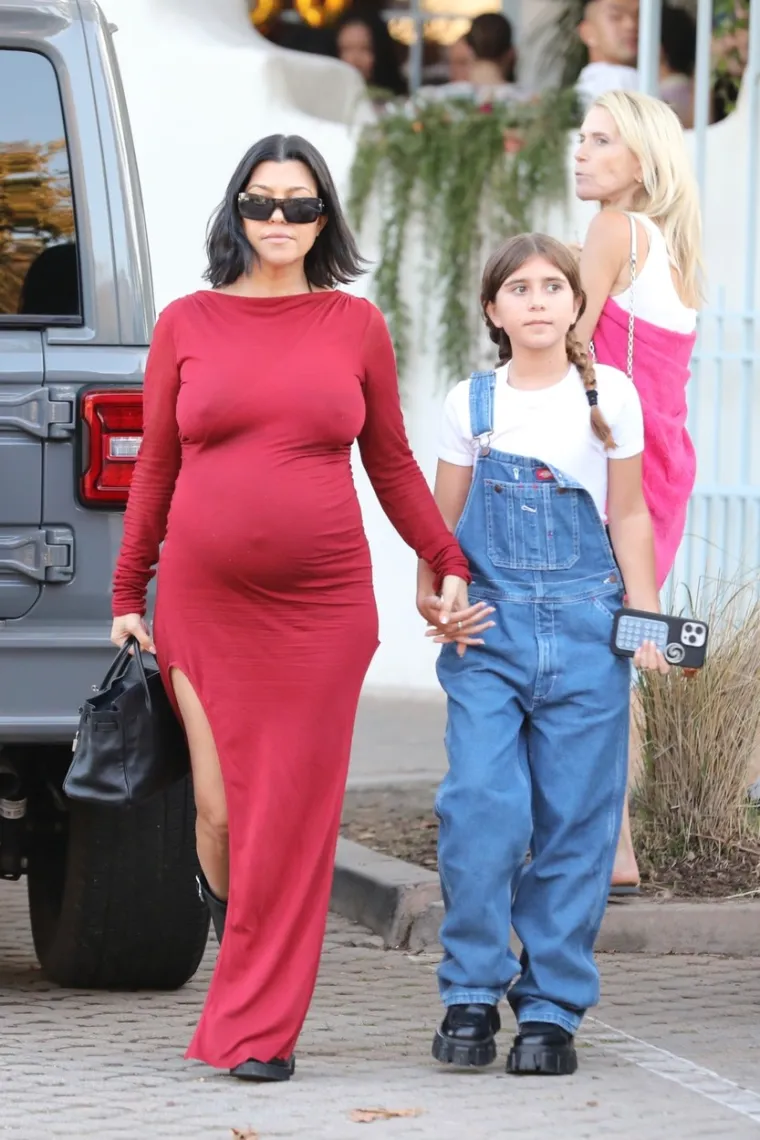 Kourtney Kardashian oduševila trudničkim outfitom: Prošetala s kćerkicom i oduševila paparazze