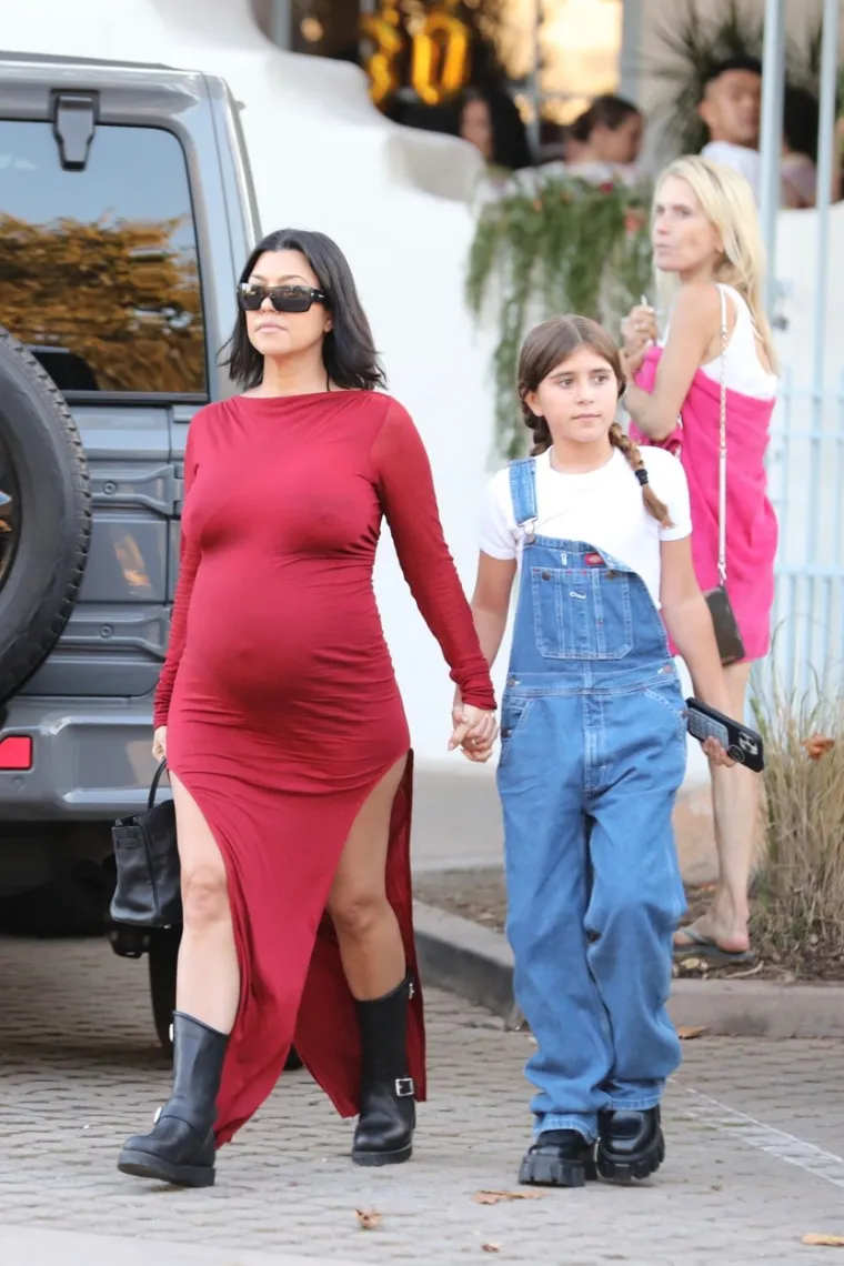 Kourtney Kardashian oduševila trudničkim outfitom: Prošetala s kćerkicom i oduševila paparazze