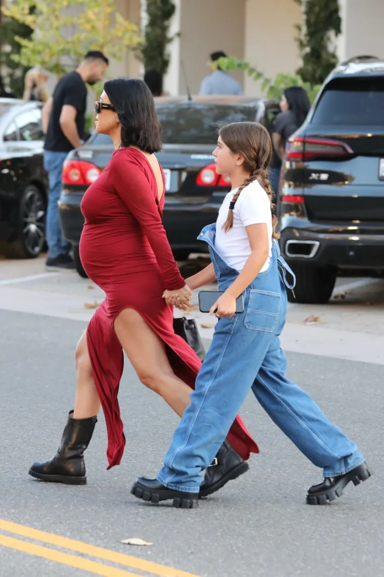 Kourtney Kardashian oduševila trudničkim outfitom: Prošetala s kćerkicom i oduševila paparazze
